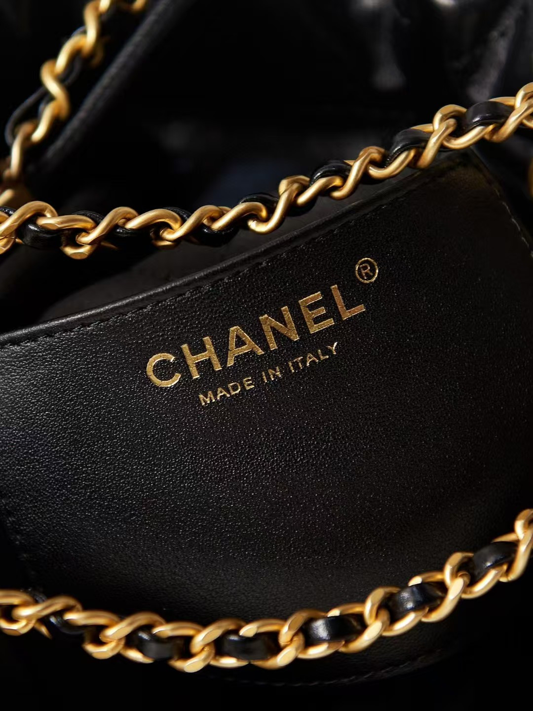 Ch**el 22 MINI HANDBAG Shiny Calfskin black 20 × 19 × 6 cm