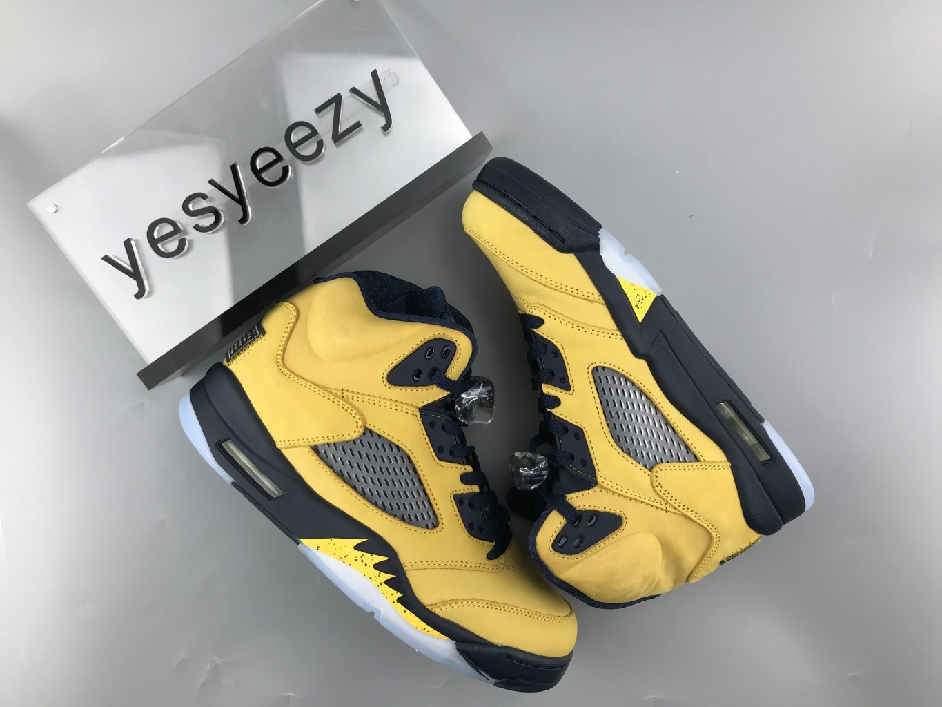 UA AIR JORDAN 5 RETRO SP 
