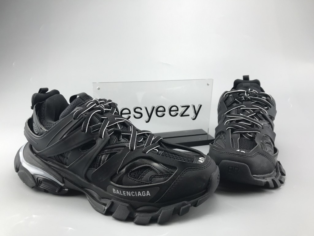 UA TRACK TRAINERS IN BLACK MESH AND NYLON LED SNEAKER