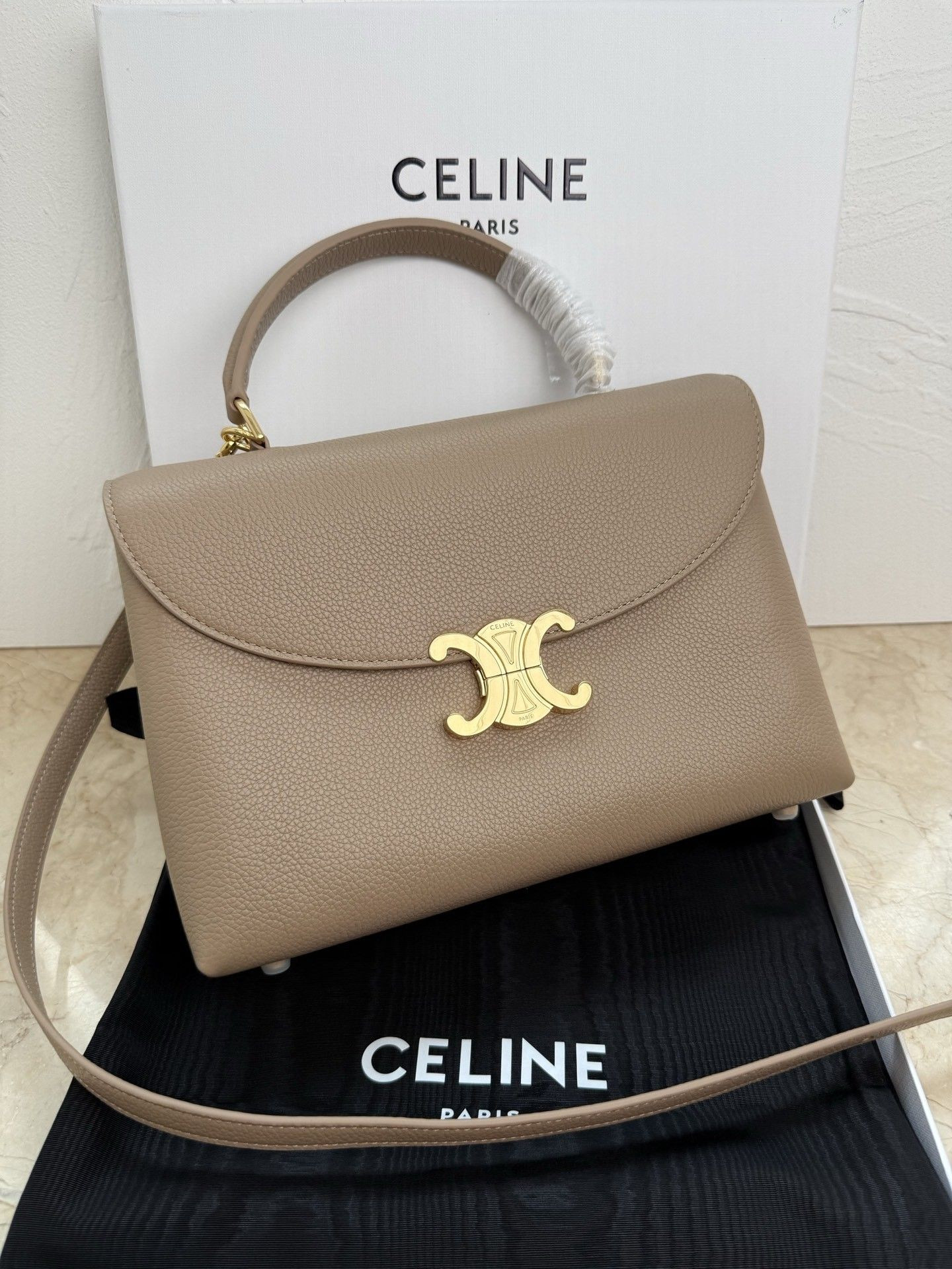 Ce1i*e Medium Nino Bag In S*pple Graind Calfskin 25x17.5x10cm