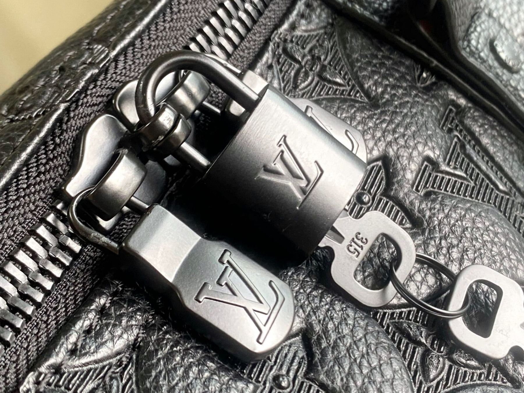 LV Keepall Bandoulière 50 M44810 50x29x23cm
