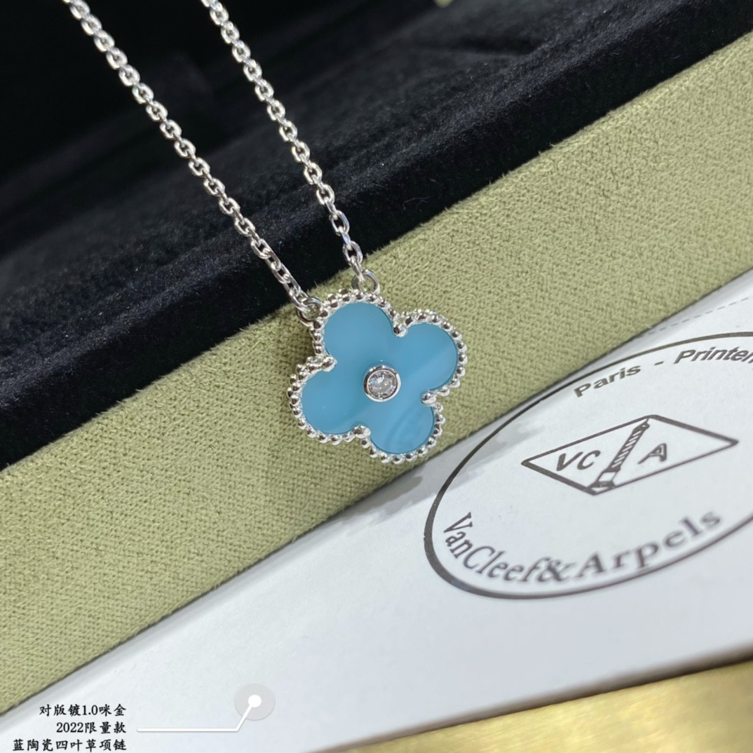 V*n Cl**f & Arpels Medium Classic Four Leaf Clover Necklace Diameter approx 1.5cm Chain length approx 40+5cm