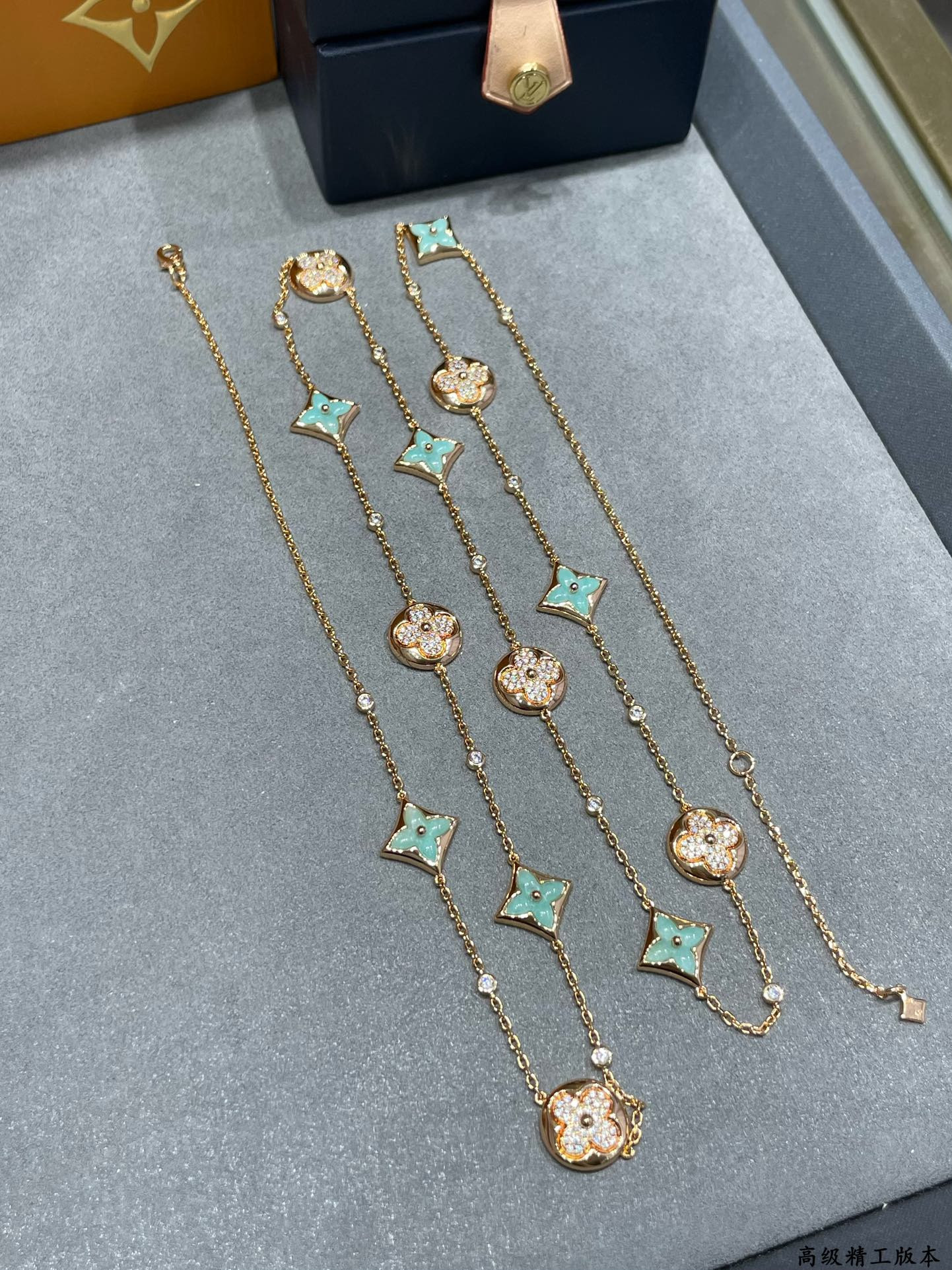 L0vis Vvtt0n Amazonite 13-Flower Long Necklace