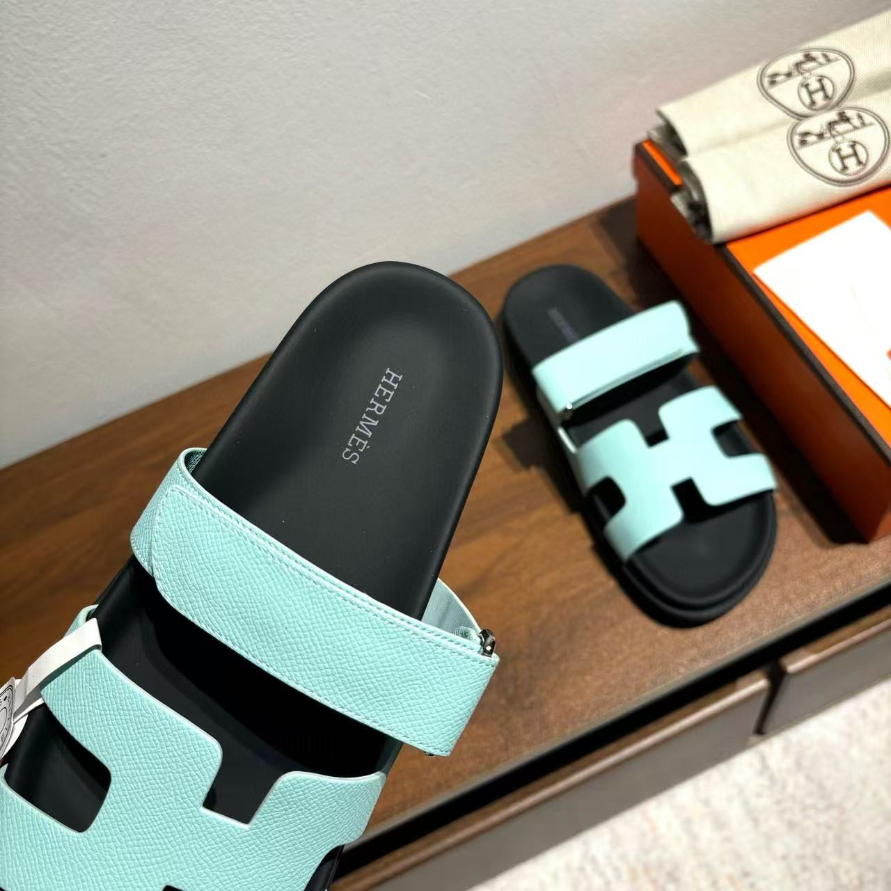 UA H**me5 Chypre Sandal