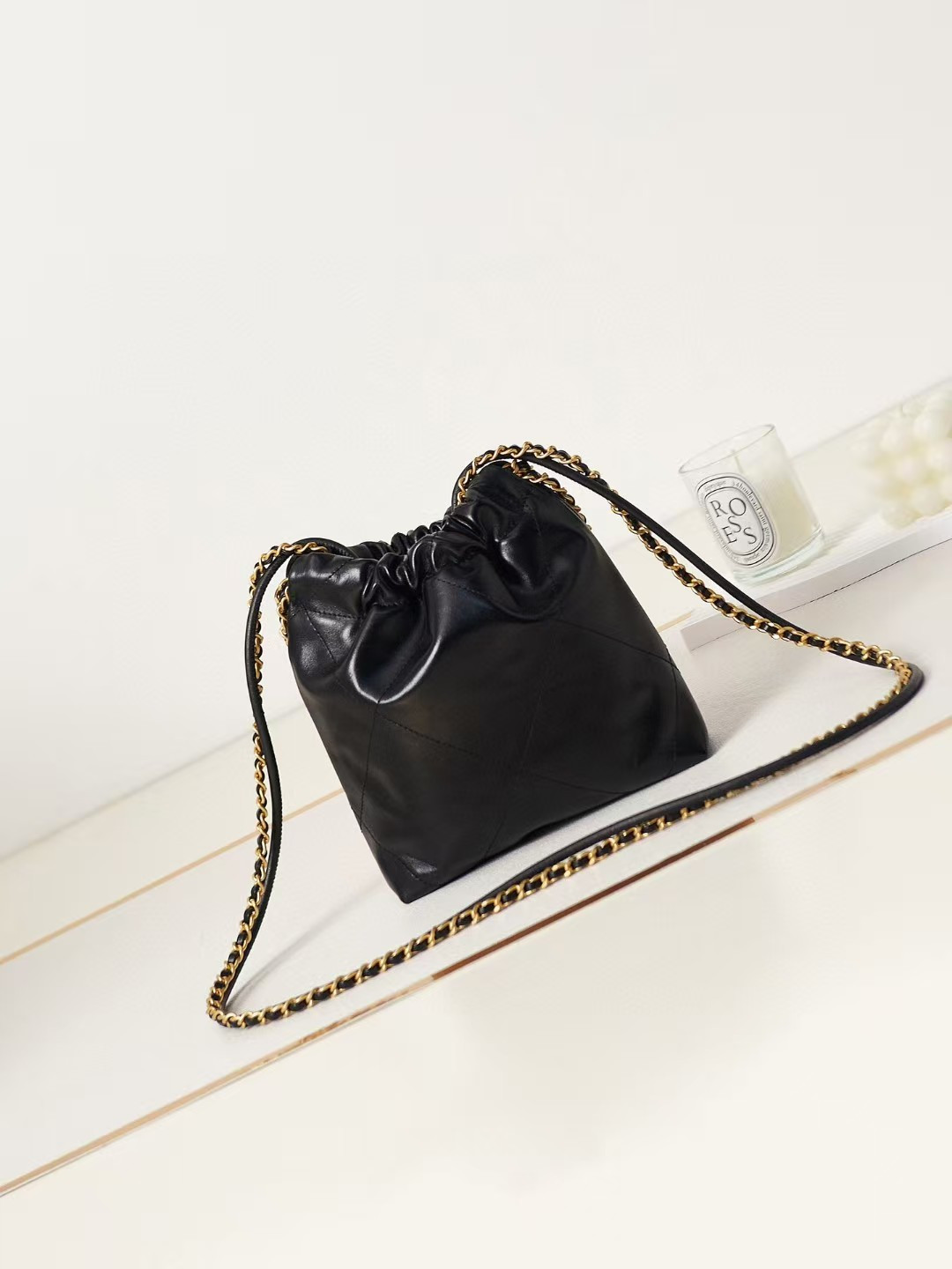 Ch**el 22 MINI HANDBAG Shiny Calfskin black 20 × 19 × 6 cm
