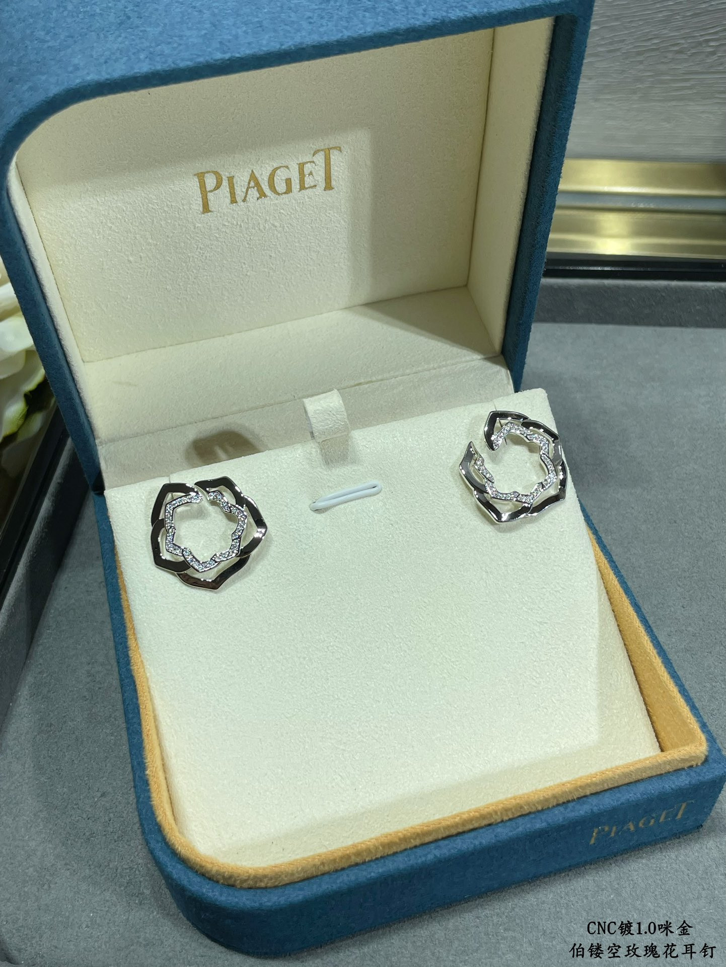 Piaget Hollow rose Earrings