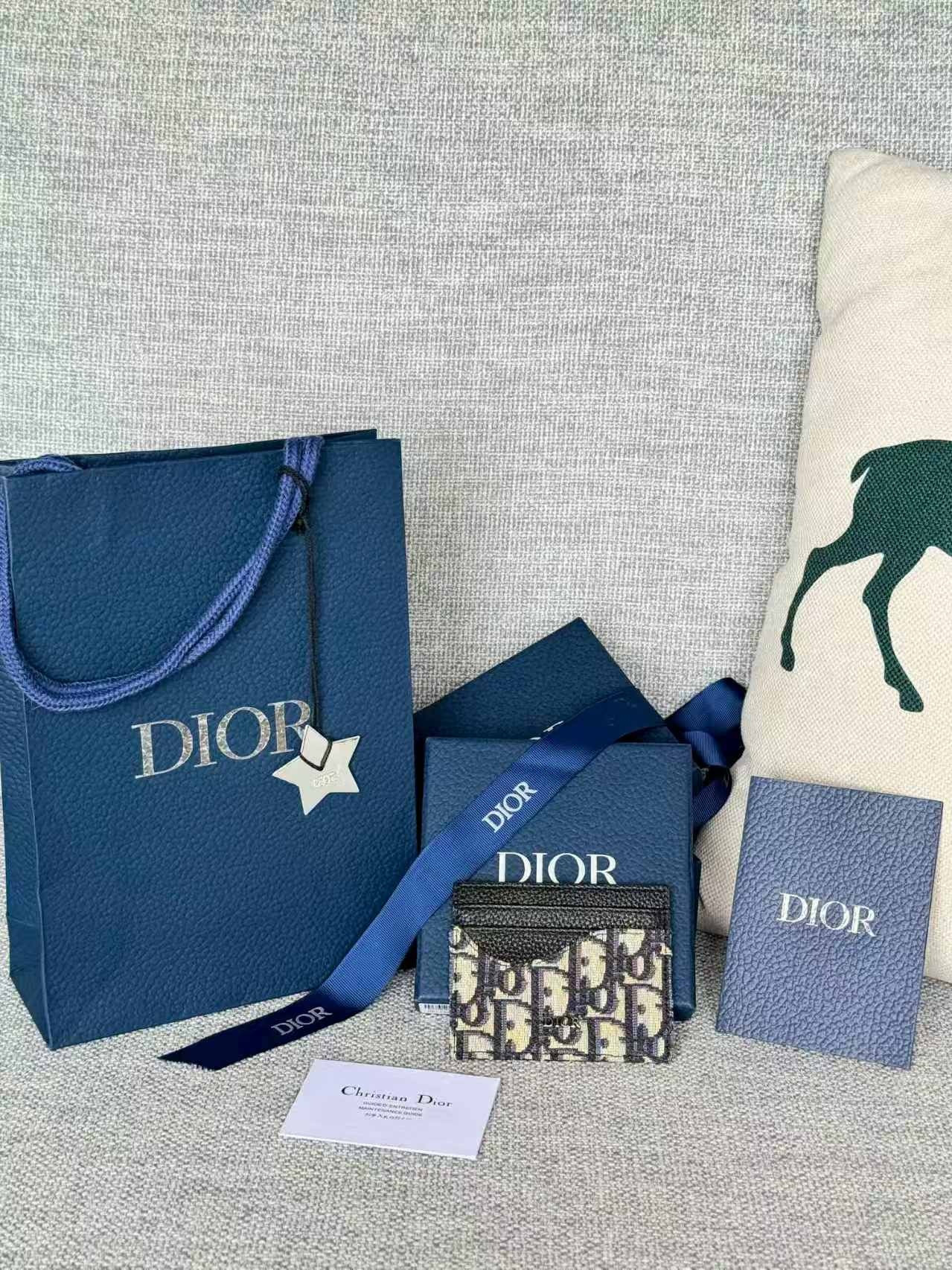 D10r Card Holder 10x8x0.4cm