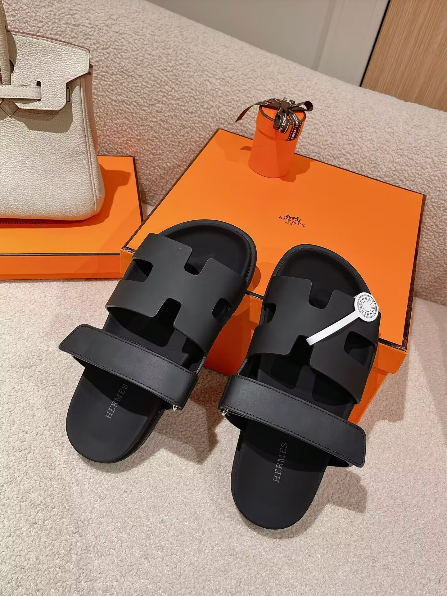 UA H**me5 Chypre sandal