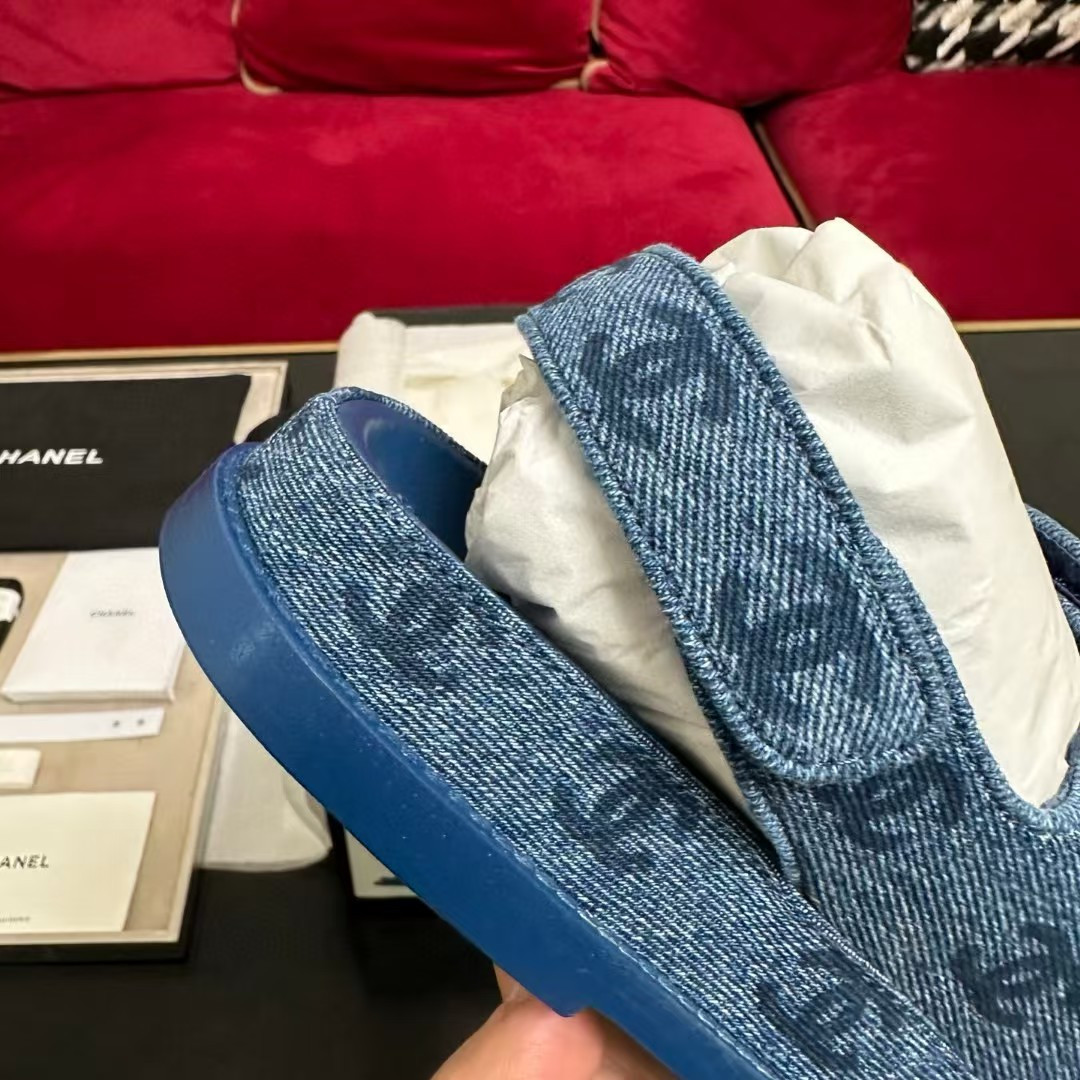 UA Ch**el Slides