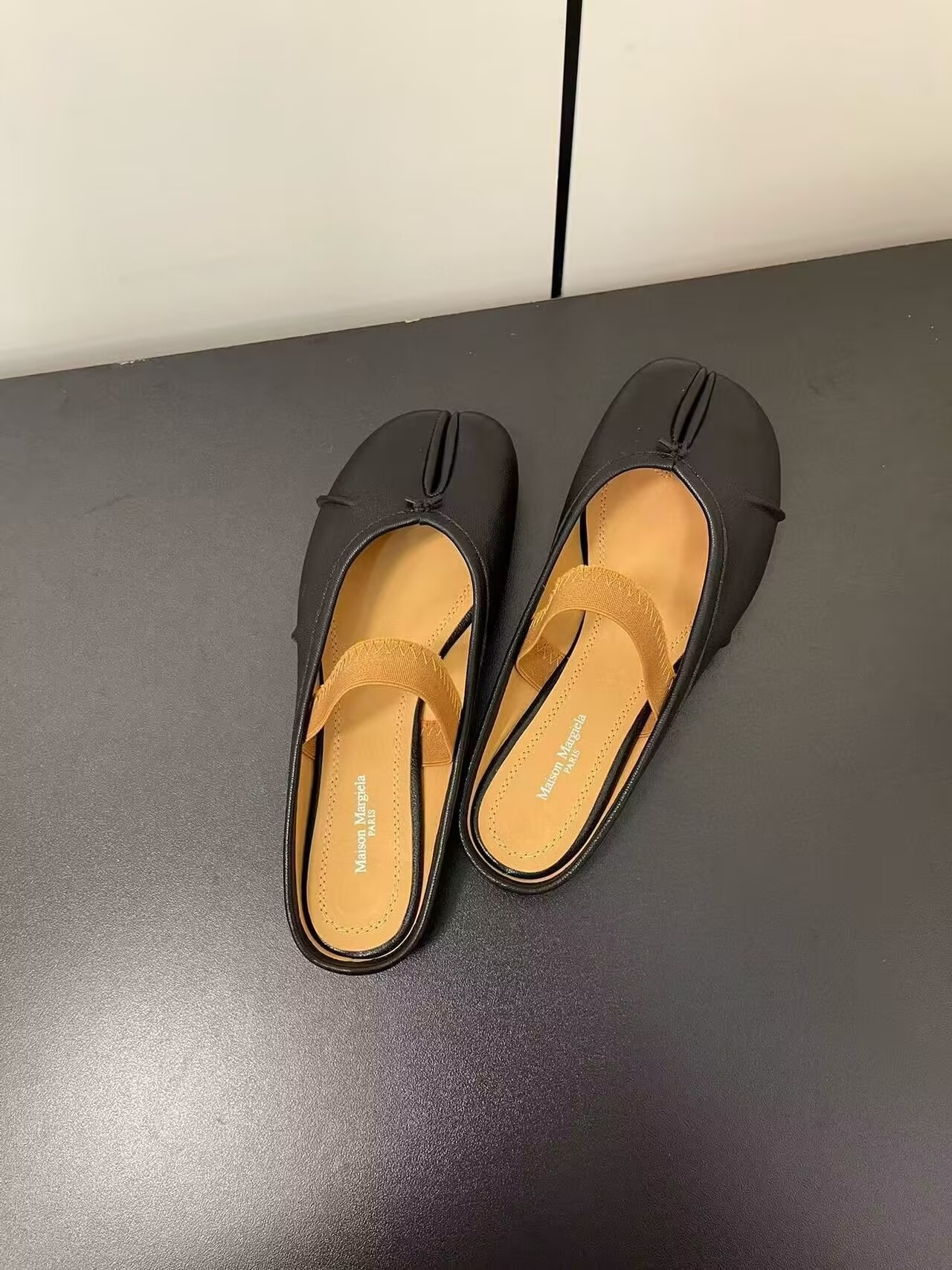 UA Ma1s0n Marg*e1a Split-Toe Leather Ballerina Mules Black