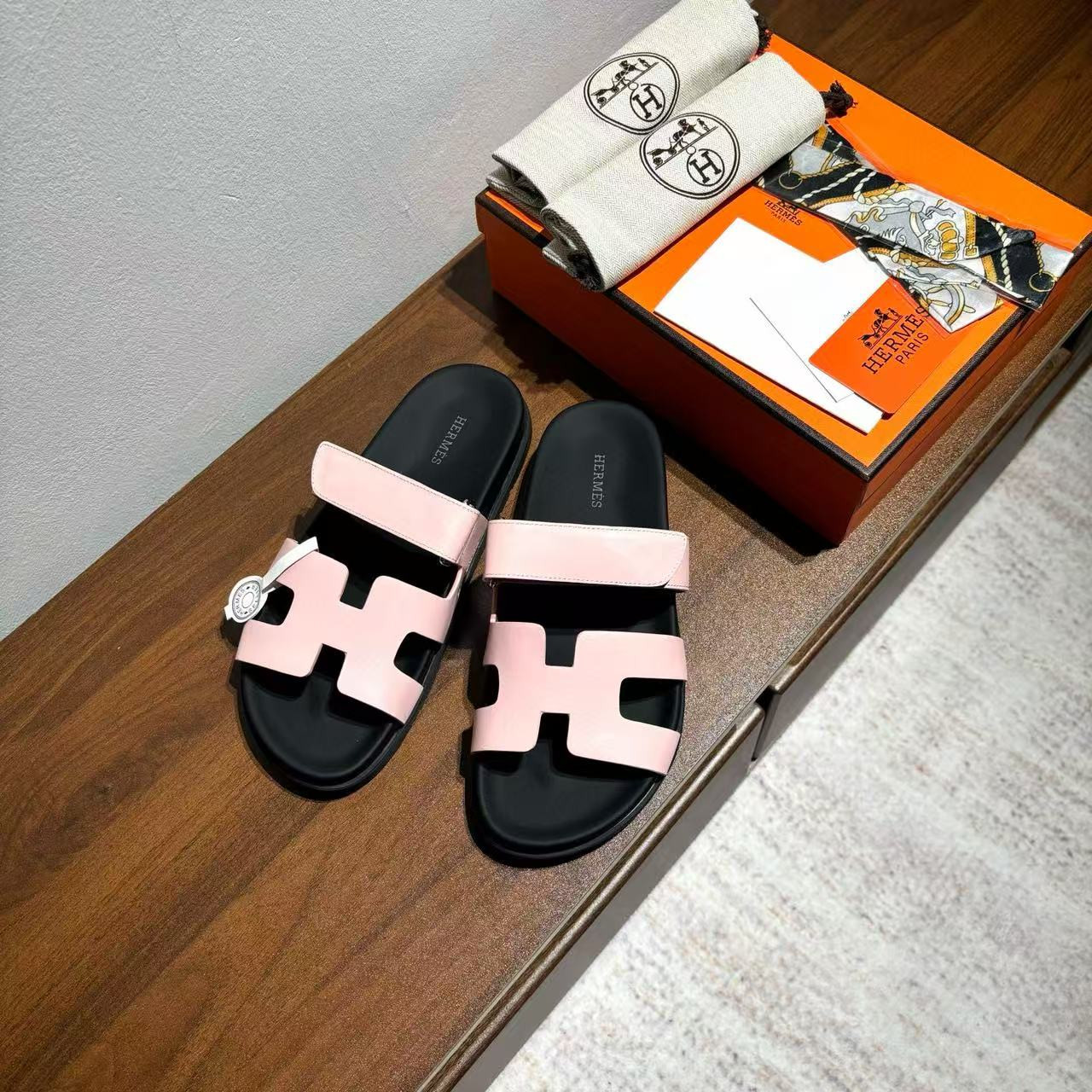 UA H**me5 Chypre Sandal