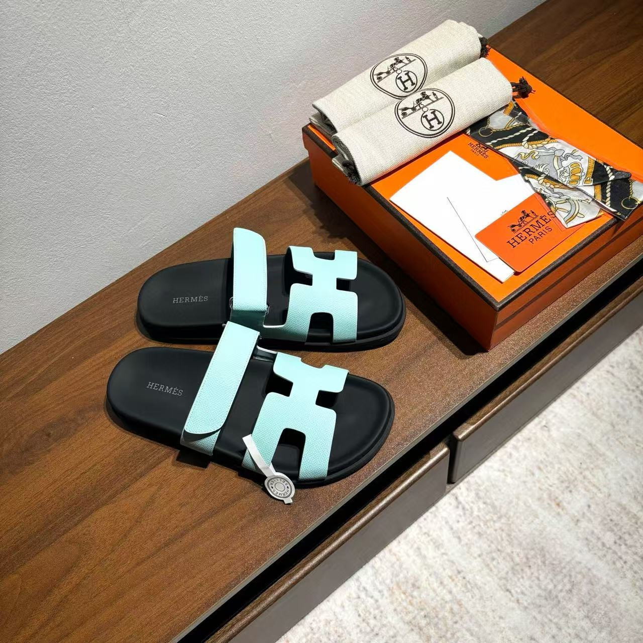 UA H**me5 Chypre Sandal