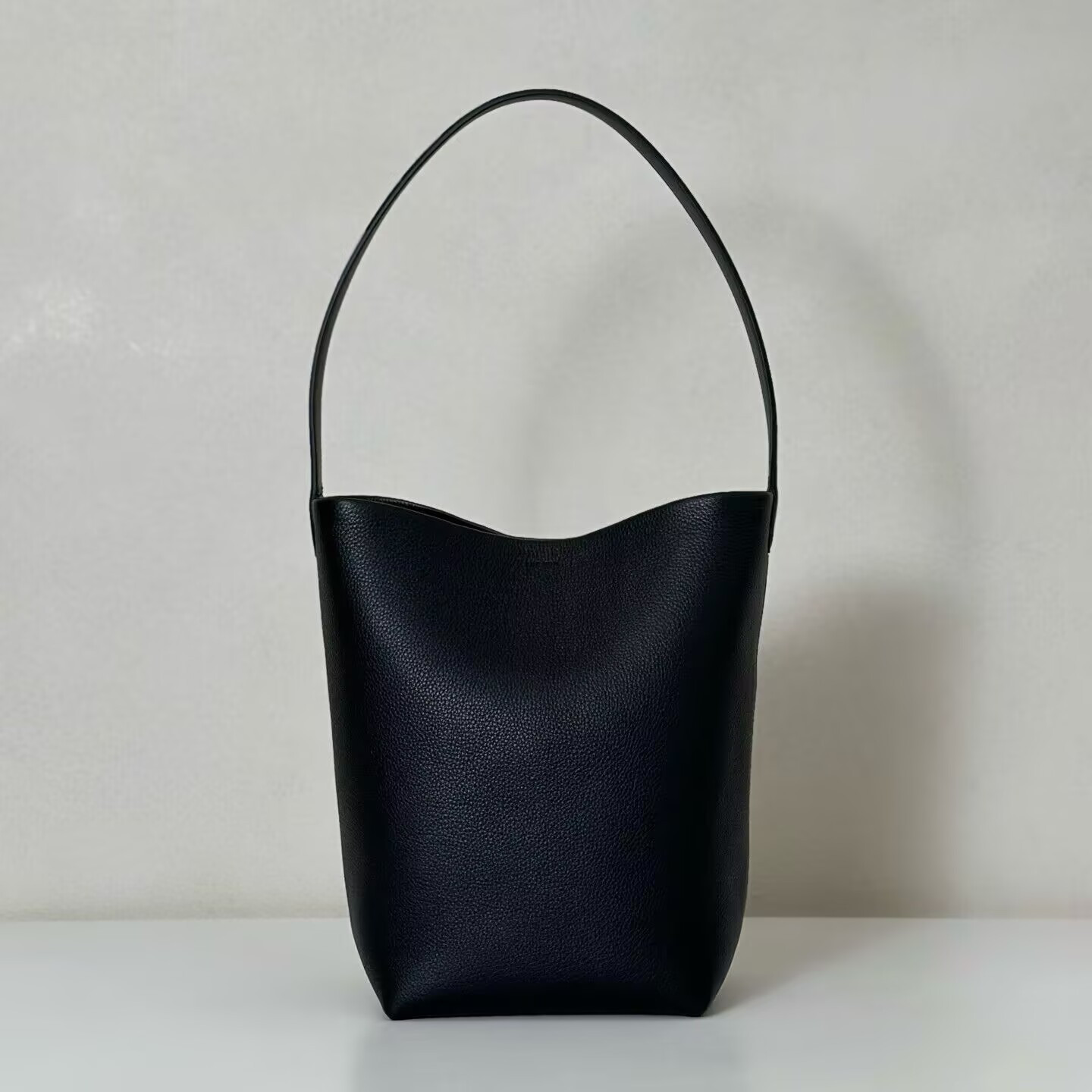 The R0w Medium N/S Park Tote Bag in Leather 16.5x16.5x28cm
