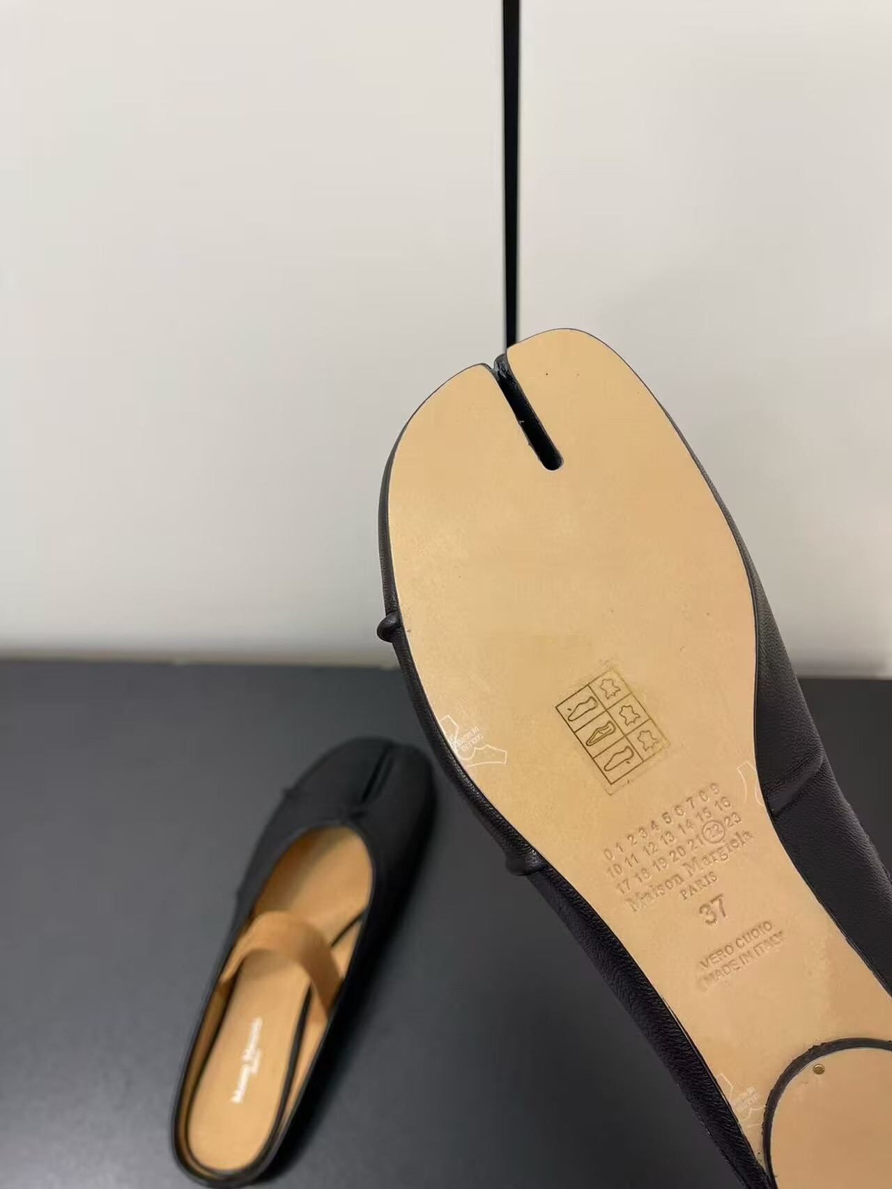 UA Ma1s0n Marg*e1a Split-Toe Leather Ballerina Mules Black