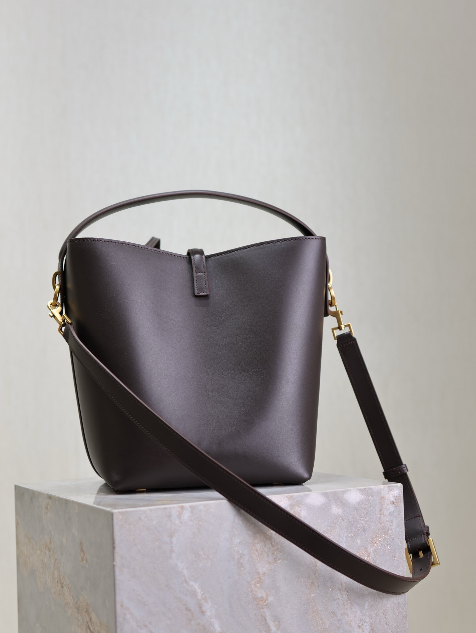 Y51 LE 37 In Shiny Leather 26x20x12cm