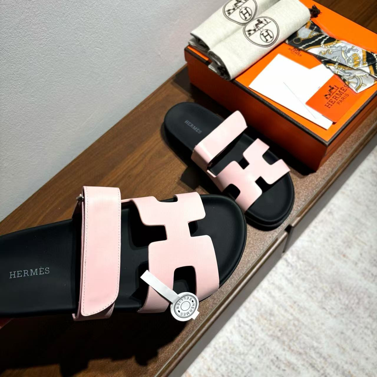 UA H**me5 Chypre Sandal
