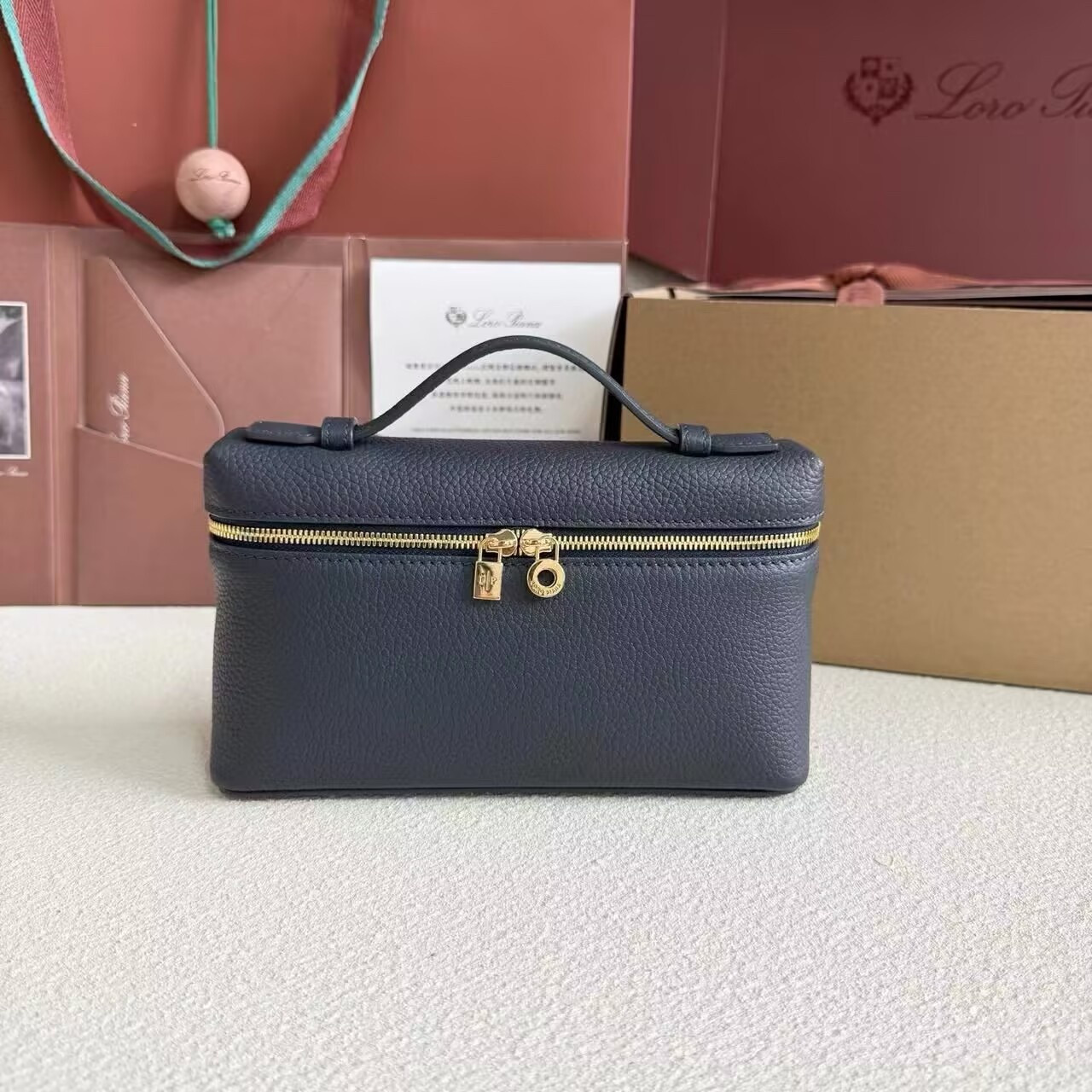 L0r0 P1ana Extra Pocket L19 Grained Calfskin 11 x 19 x 6.5 cm