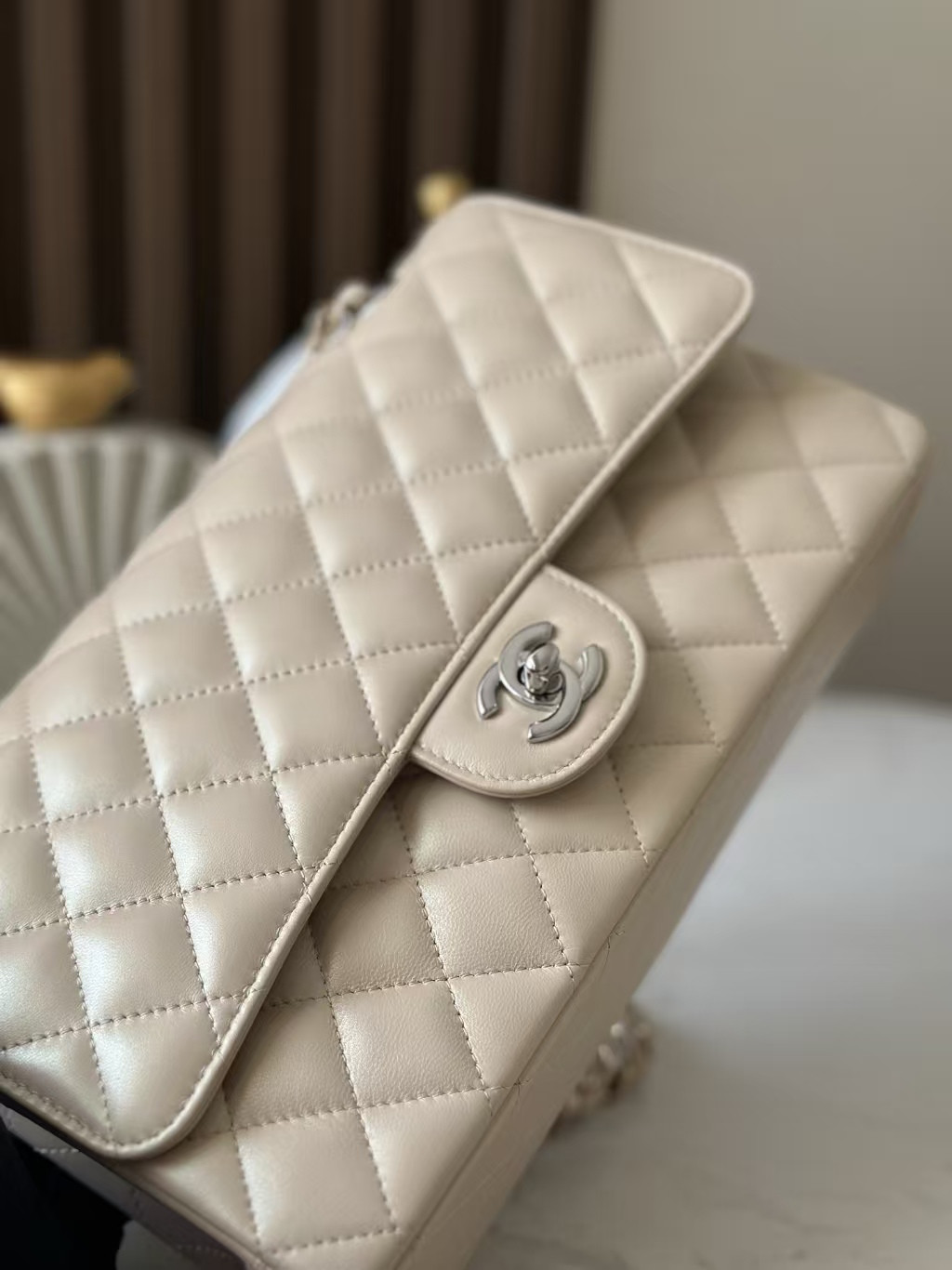 Ch**el Classic Flap Bag Pearlescent apricot-colored lambskin with silver hardware 15x25.5x6cm