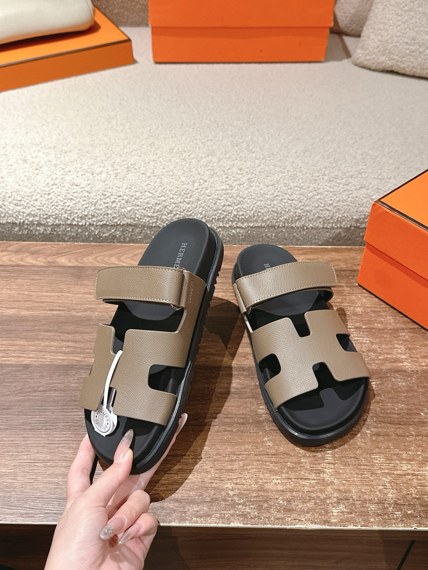 UA H**me5 Chypre sandal