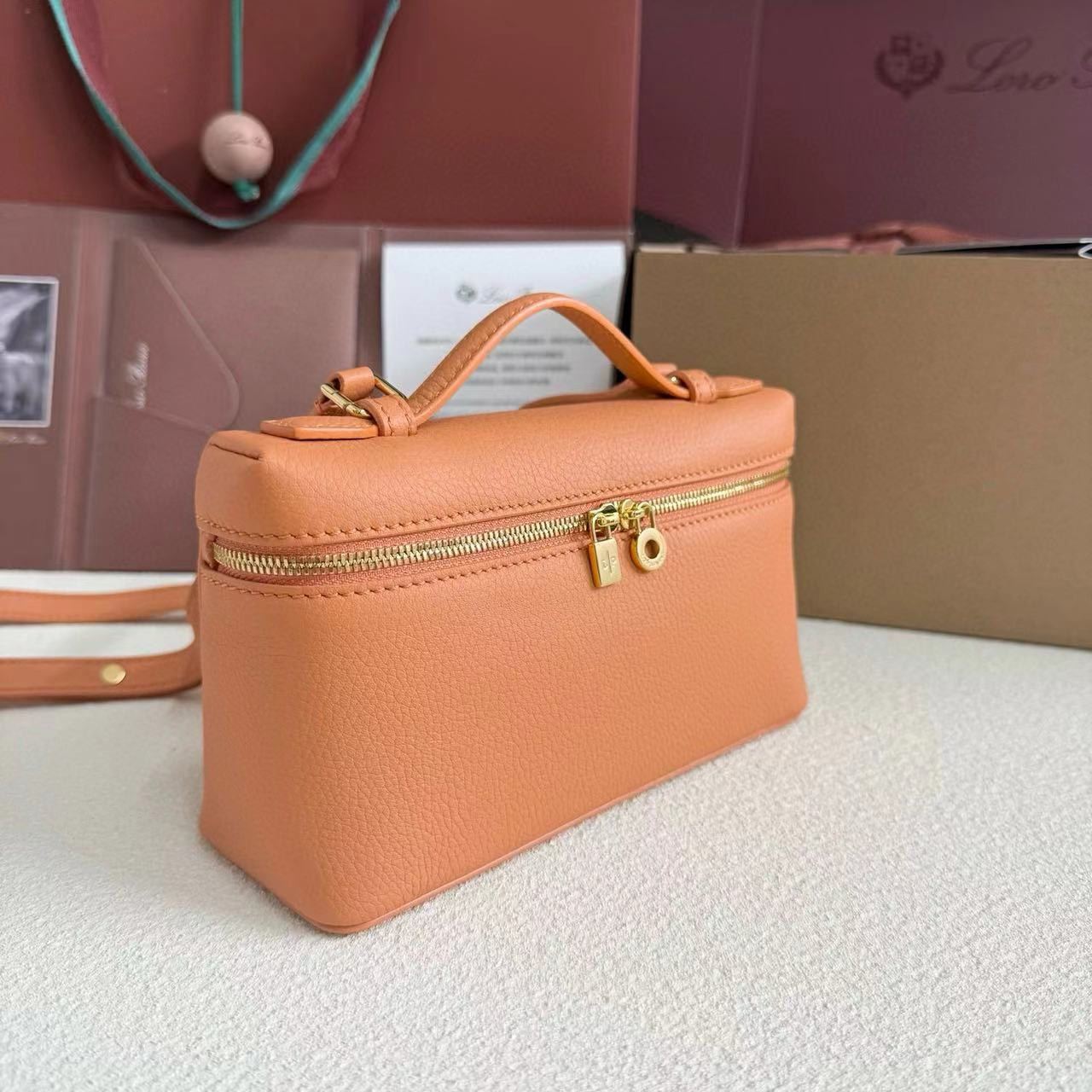 L0r0 P1ana Extra Pocket L19 Grained Calfskin 11 x 19 x 6.5 cm