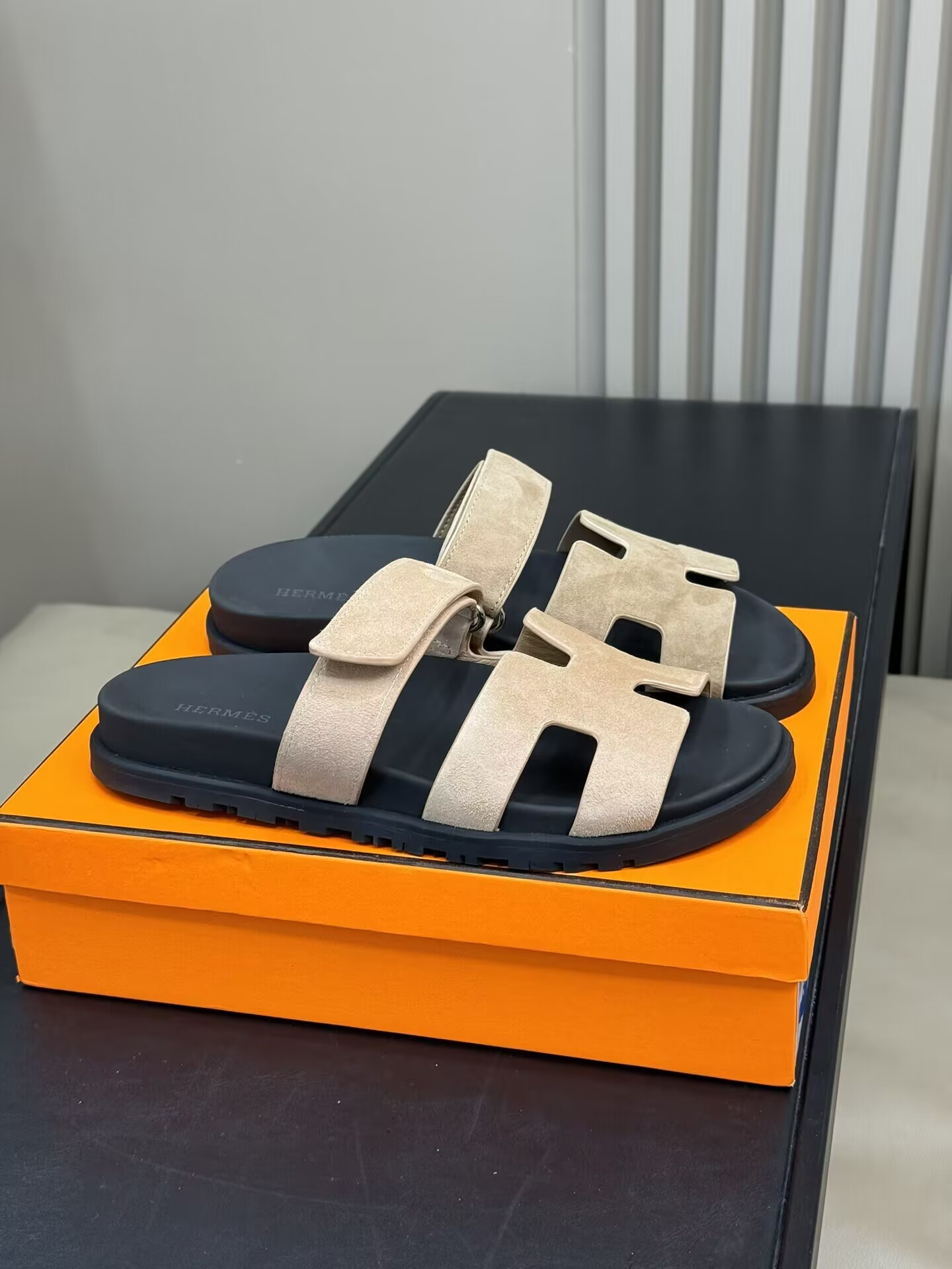 UA H**me5 Chypre sandal