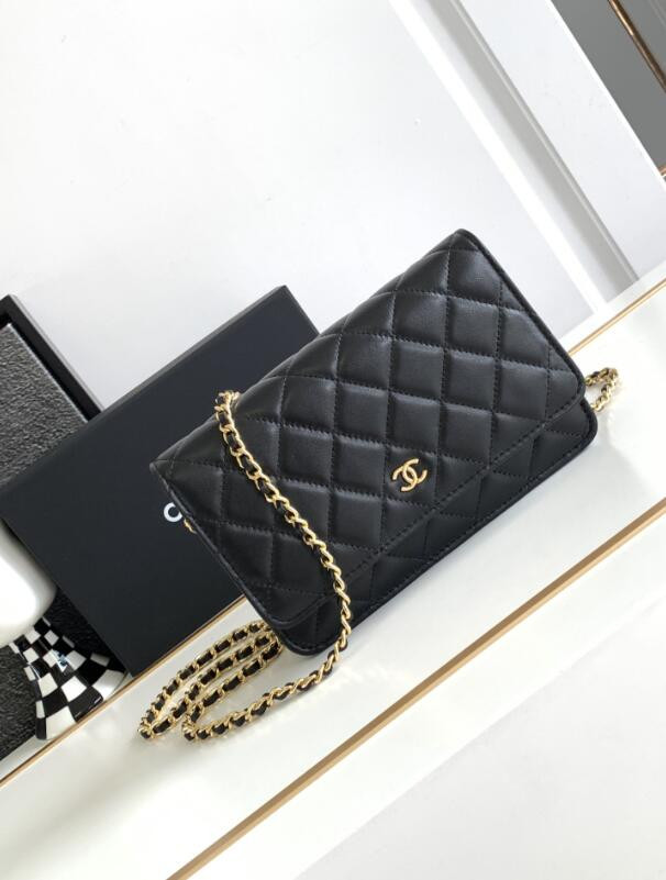 Ch**el CLASSIC WALLET ON CHAIN BLACK 4.8 × 7.5 × 1.4 in