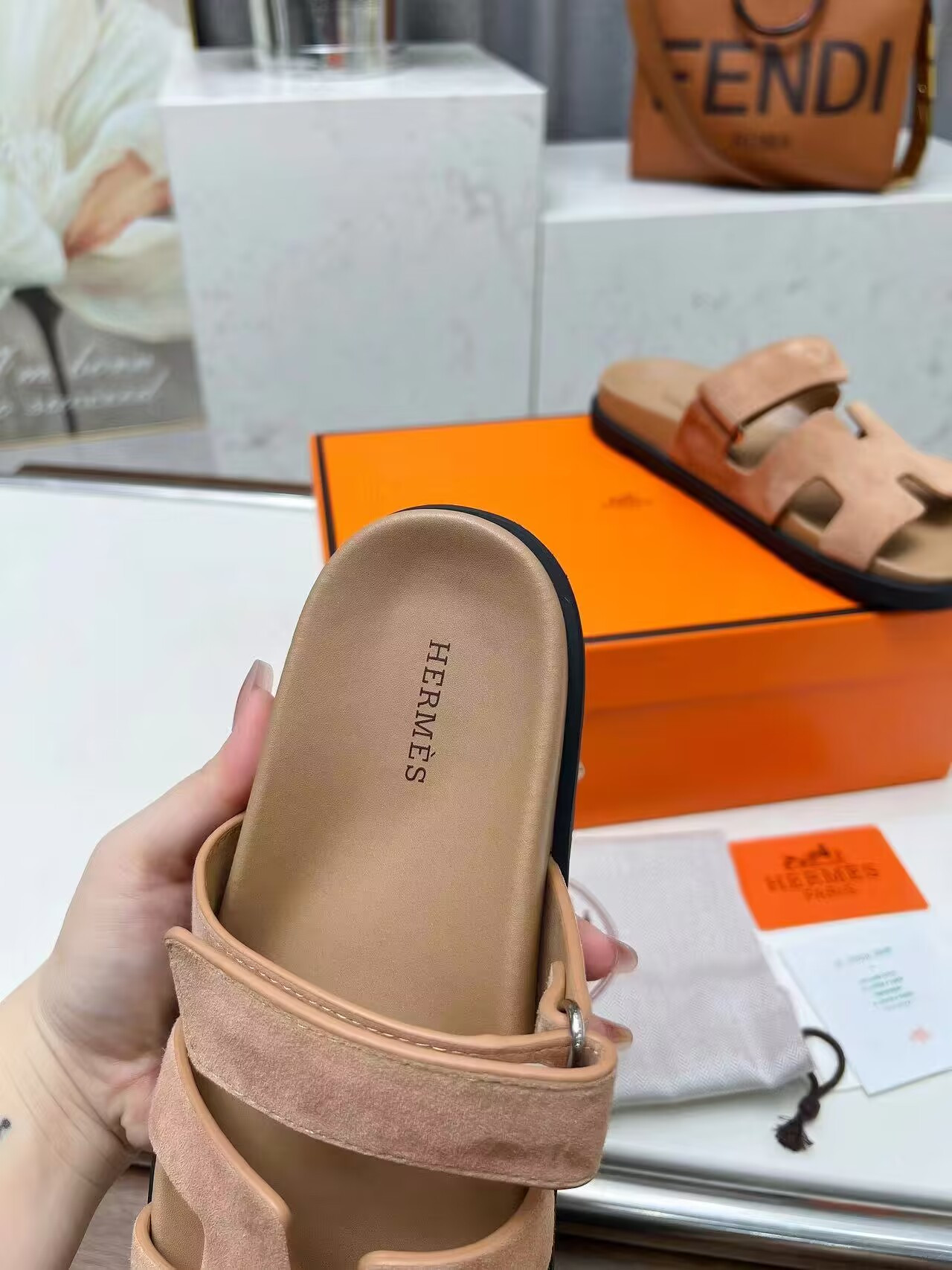 UA H**me5 Chypre sandal