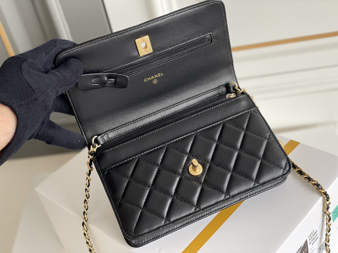Ch**el CLASSIC WALLET ON CHAIN 4.8 × 7.5 × 1.4 in