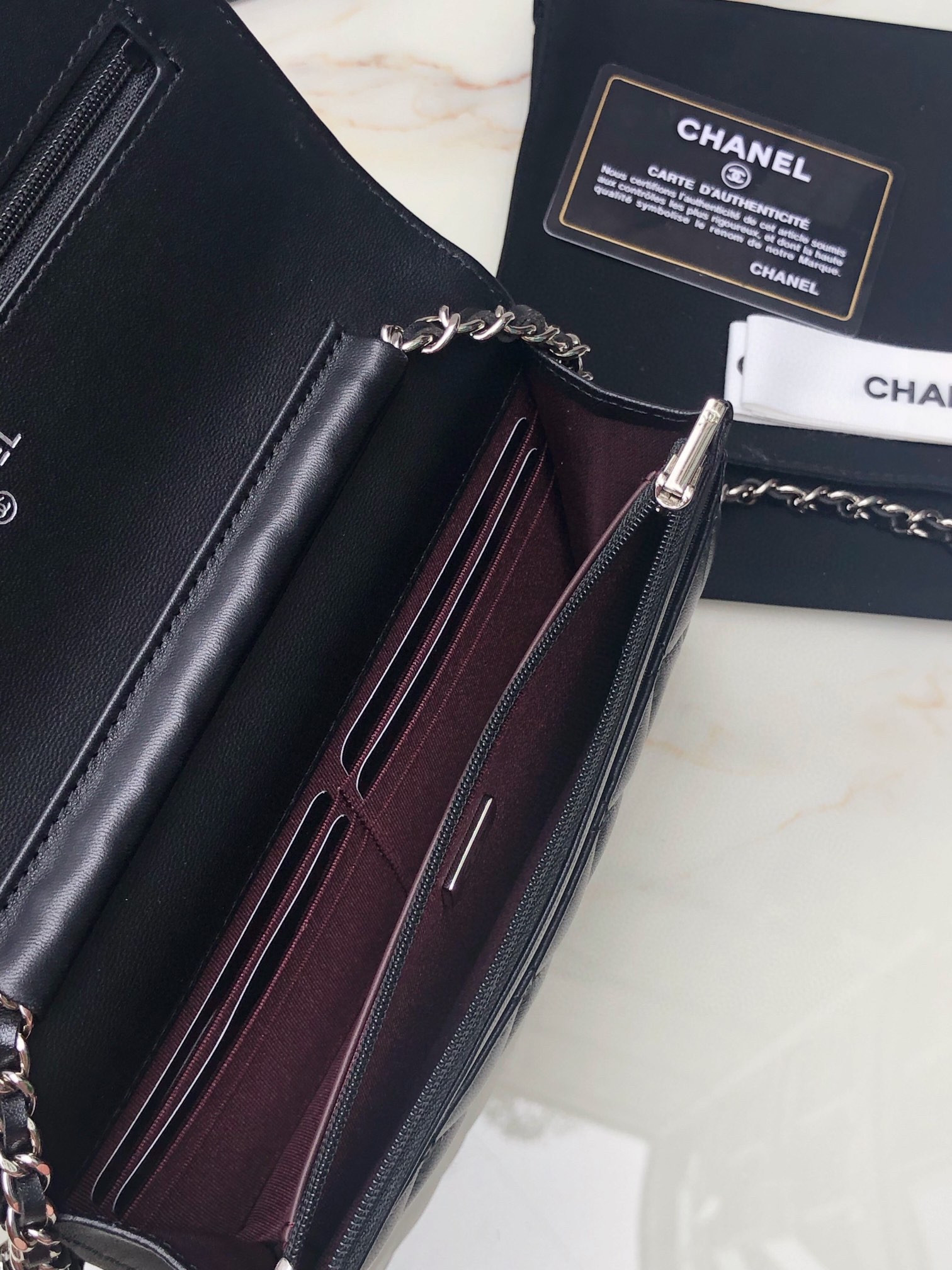 Ch**el CLASSIC WALLET ON CHAIN 4.8 × 7.5 × 1.4 in