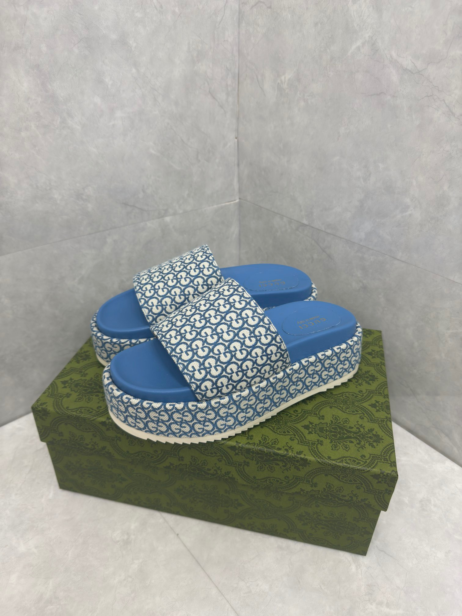Gvc*1 WOMEN'S GG PLATFORM SLIDE SANDAL