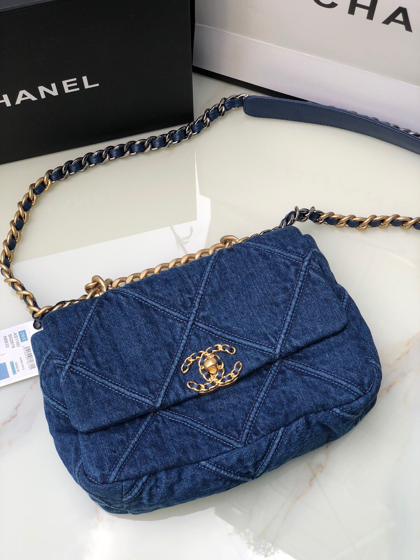 Ch**el 19 HANDBAG Ruthenium-Finish Metal Navy 6.2 × 10.1 × 3.5 in