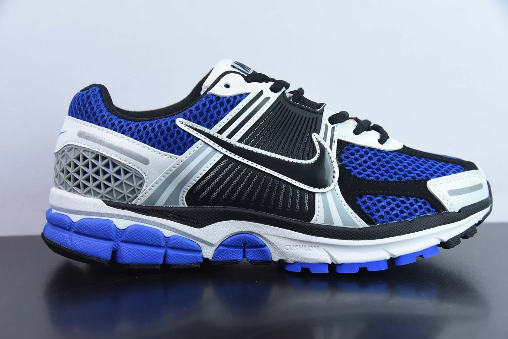 UA Nike Zoom Vomero 5