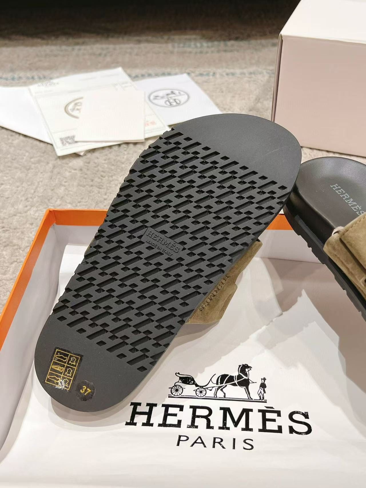 UA H**me5 Chypre sandal