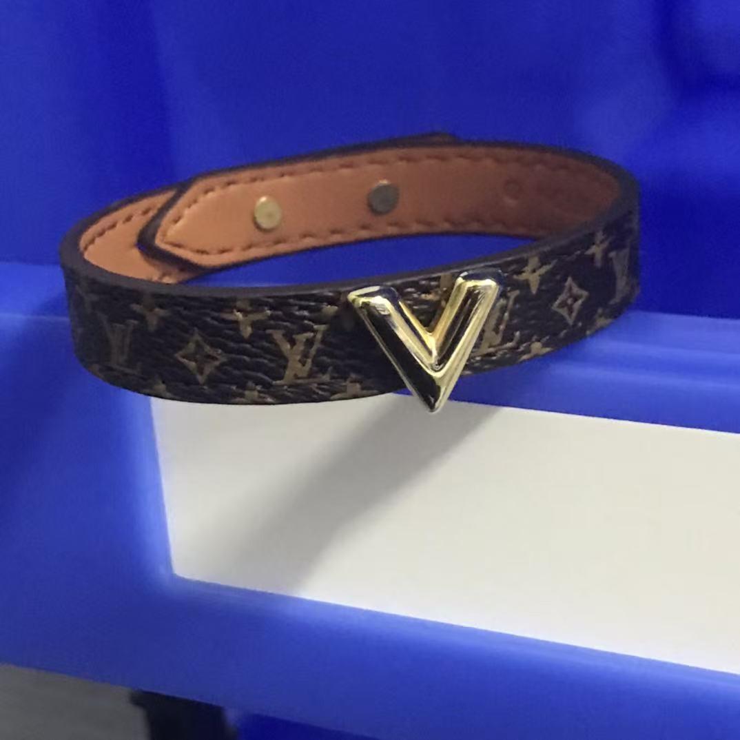 L0vis Vvtt0n Essential V Bracelet