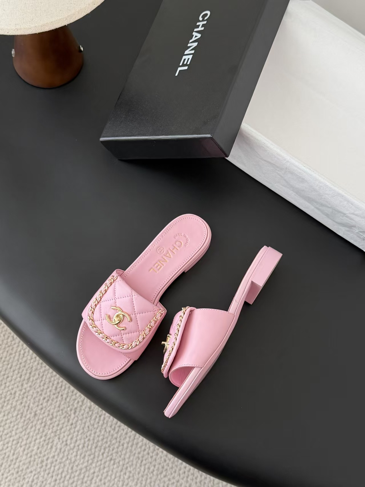ua Ch**el slippers