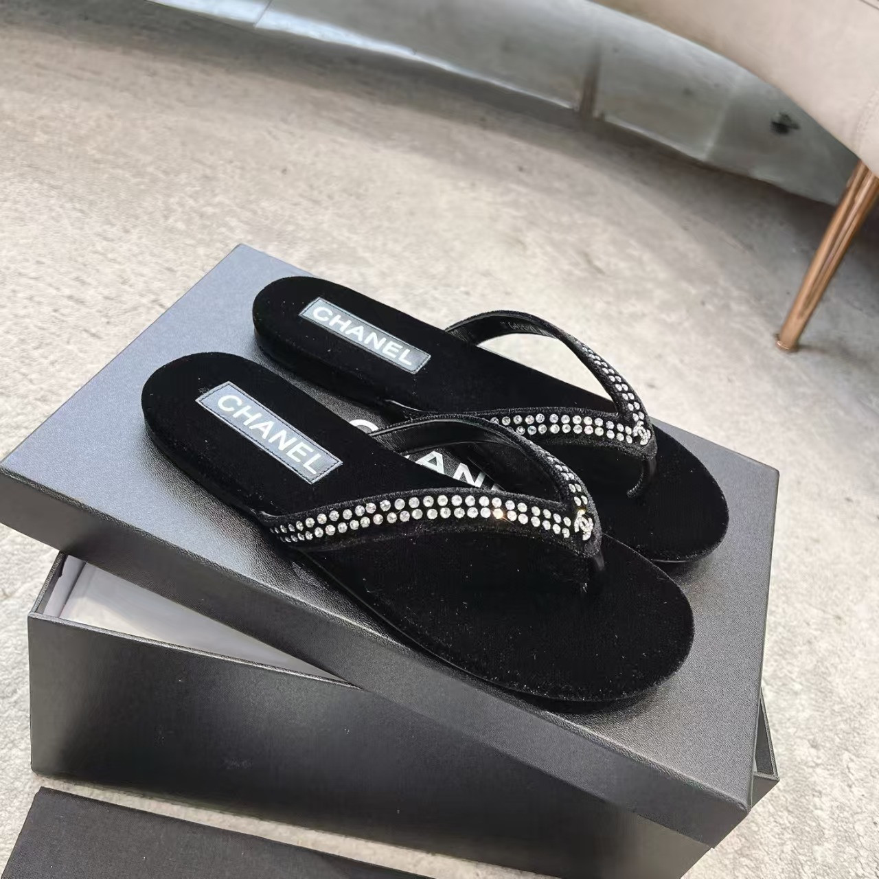 ua Ch**el sandals