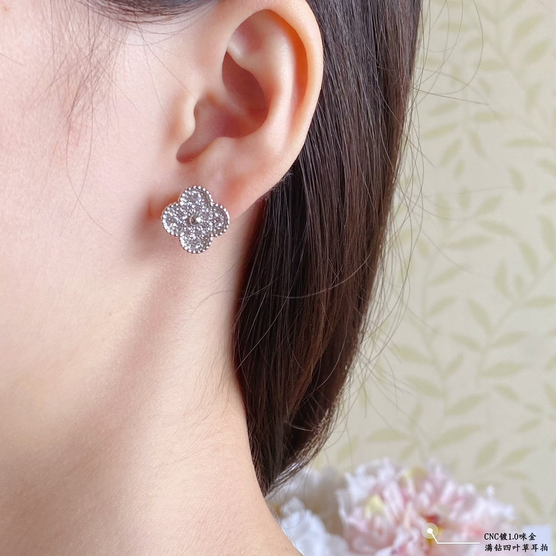 V*n Cl**f & Arpels Four-leaf Clover Earrings with Full D1am0nds