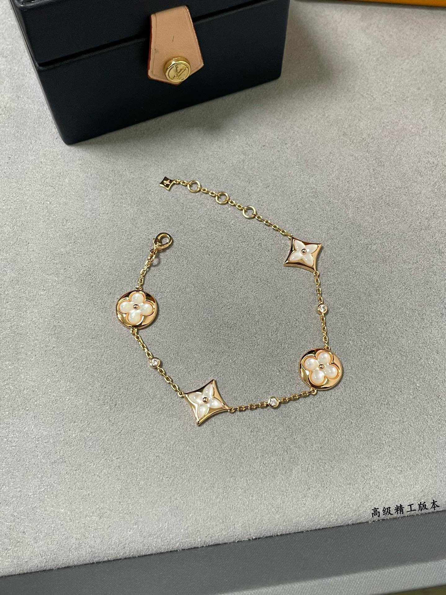 L0vis Vvtt0n Four-Flower High-End Mother-of-Pearl Bracelet
