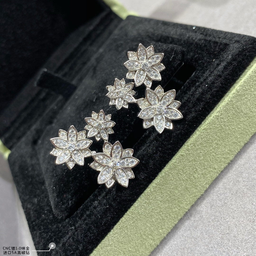 V*n Cl**f & Arpels lotus Earrings