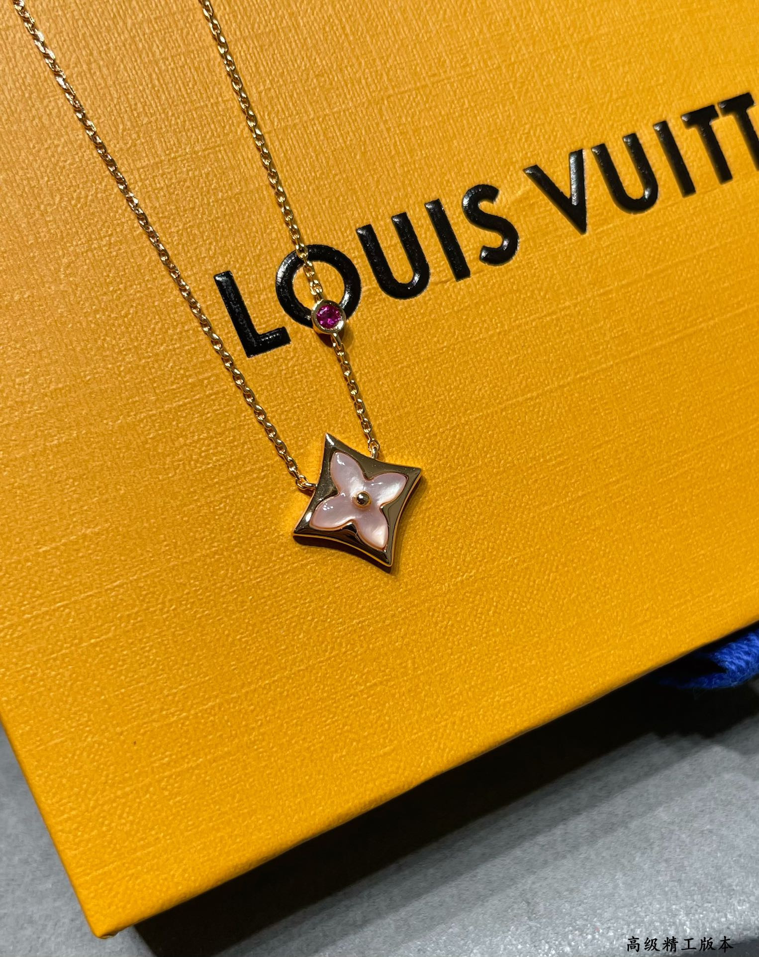 L0vis Vvtt0n Square Pink D1am0nd pink shell Necklace