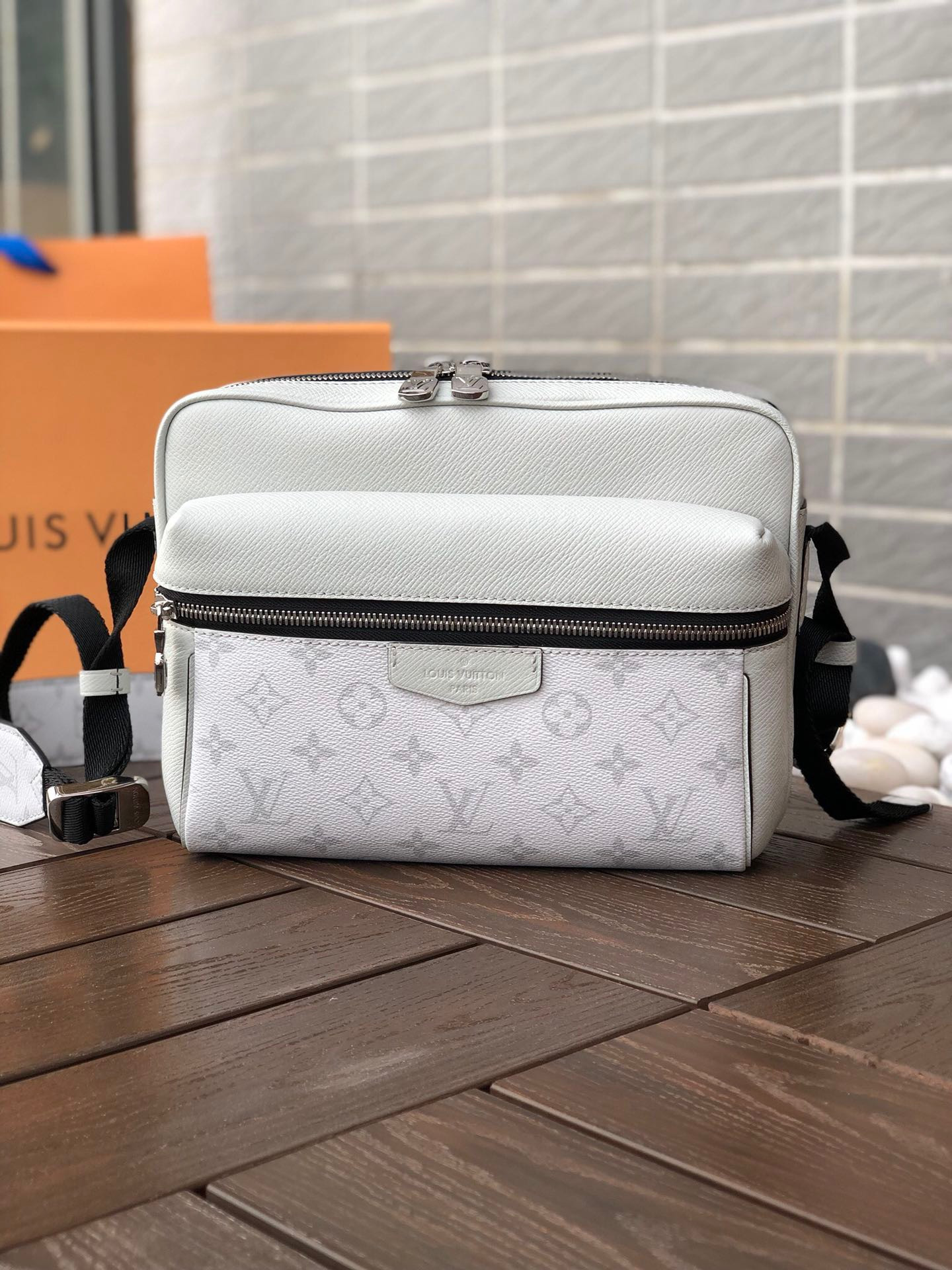 LV OUTDOOR MESSENGER M30243