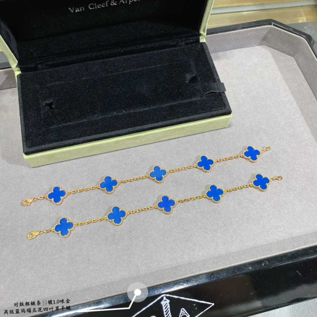 V*n Cl**f & Arpels Sapphire Blue Agate Five-Flower Four-Leaf Clover Bracelet