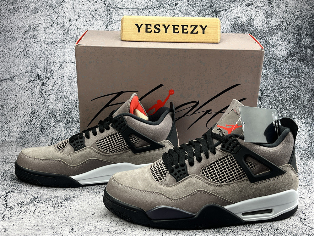 UA AIR JORDAN 4 RETRO 
