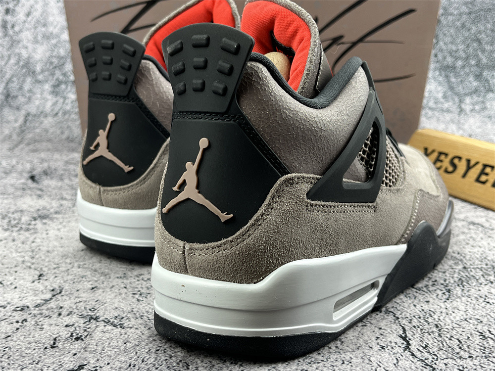 UA AIR JORDAN 4 RETRO 