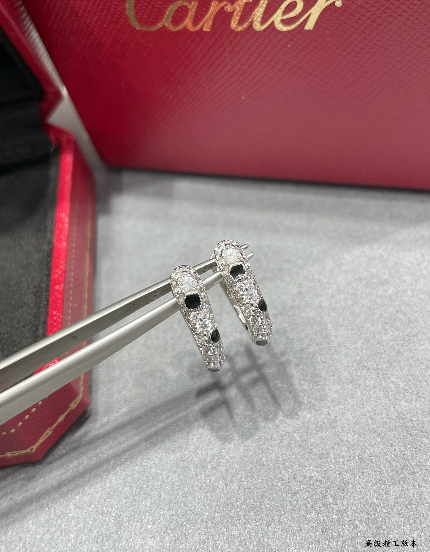 Ca*t1er U-shaped Spot Earrings