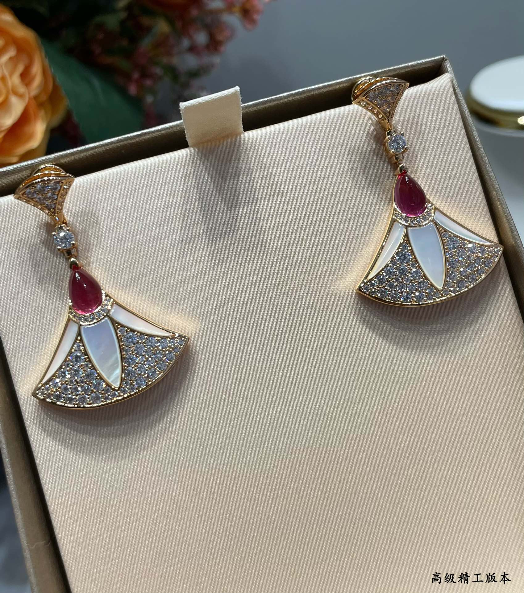 Bv1g*ai Roman fan Earrings