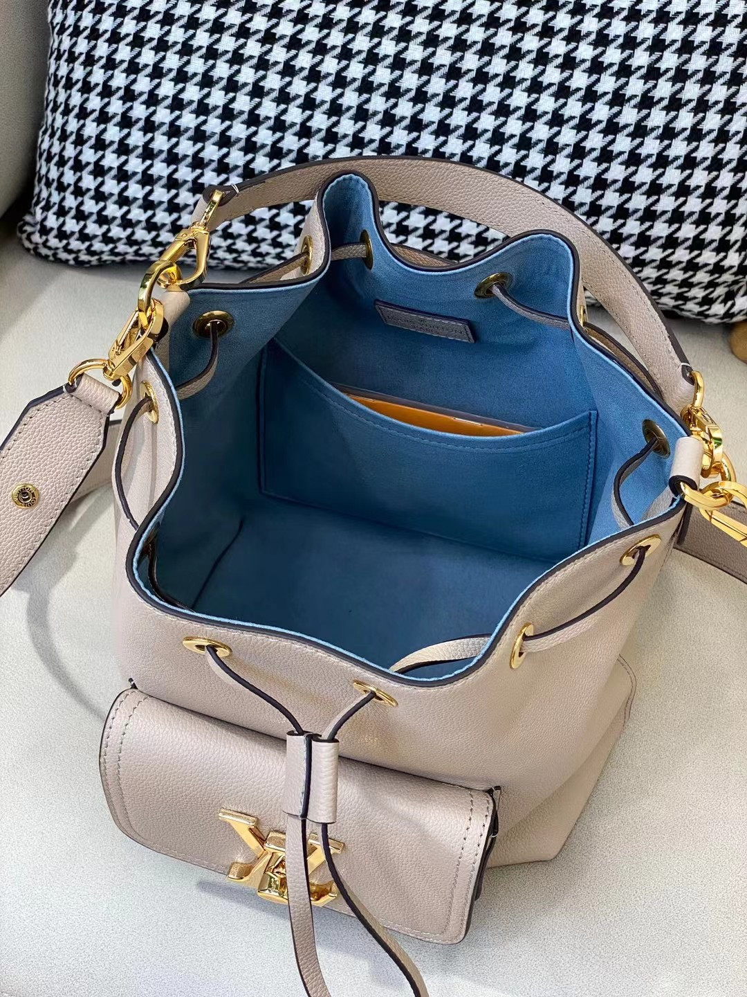 LV LOCKME BUCKET M57688