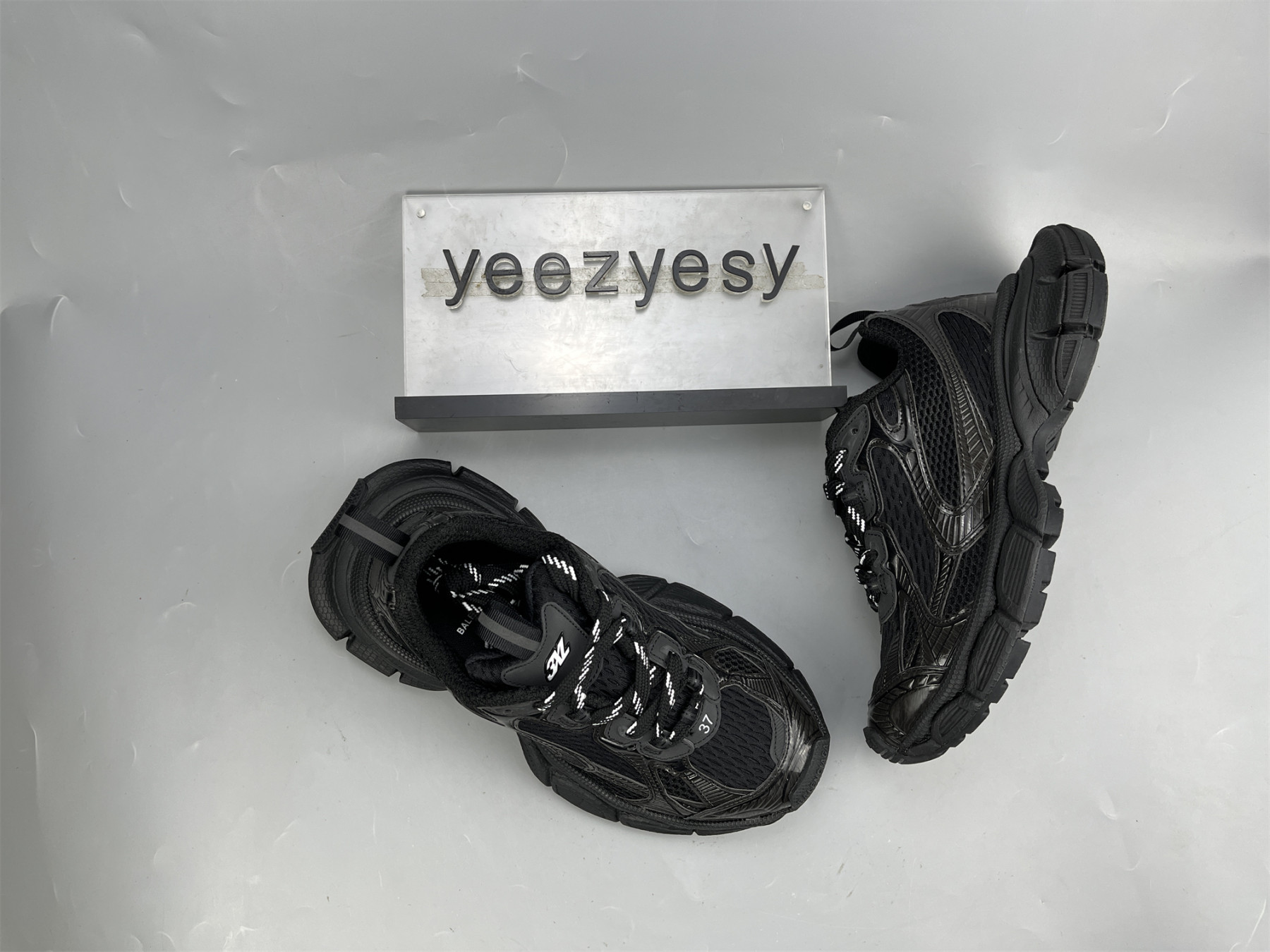 UA RUNNER ALL BLACK