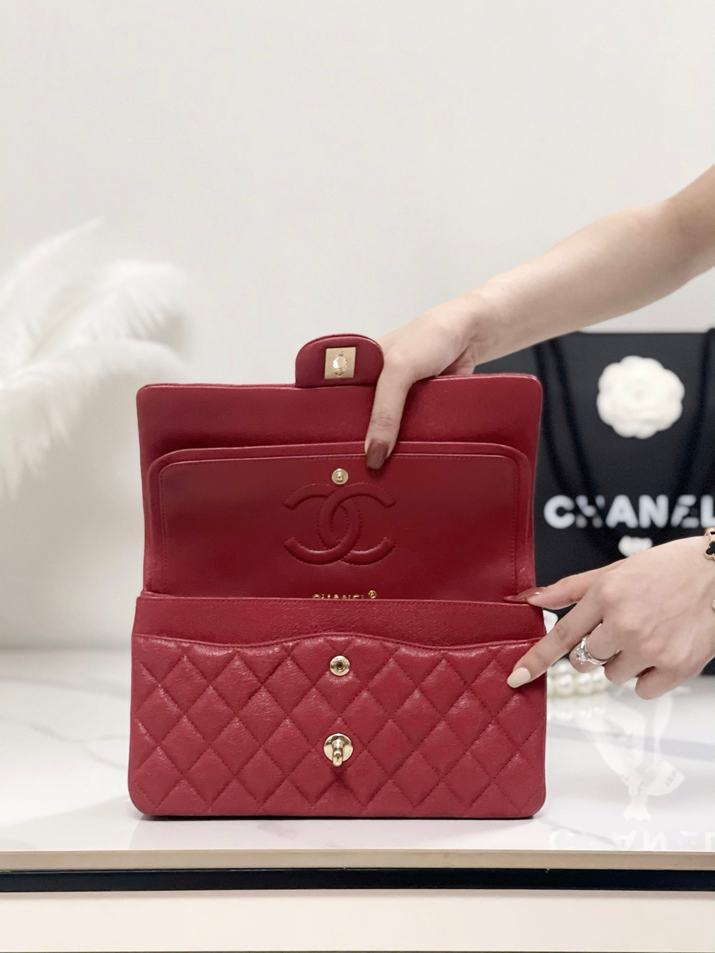 Ch**el Classic Handbag in Grained Litchi Pattern Calfskin & Gold-Tone Metal 15.5 × 25.5 × 6.5 cm