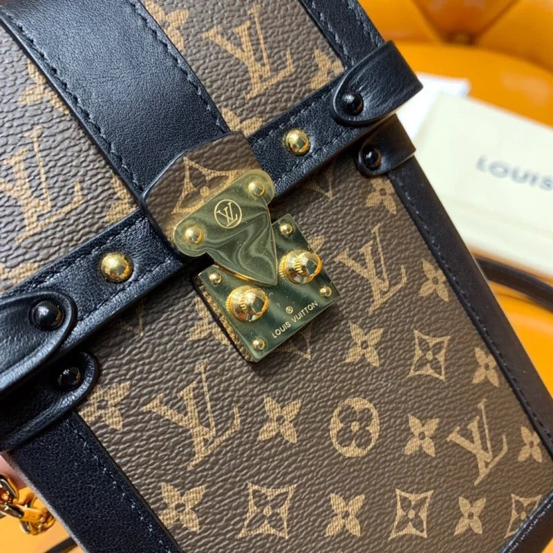 LV VERTICAL TRUNK POCHETTE M63913